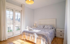 4 bedrooms, travel cot, free WiFi, bed sheets - Stunning home in Cájar with WiFi (Cájar)