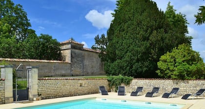 Ancien Moulin Rénové avec Piscine et Jardin, Idéal Familles, Vignobles du Cognac