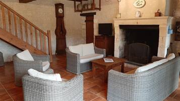 Télévision, cheminée