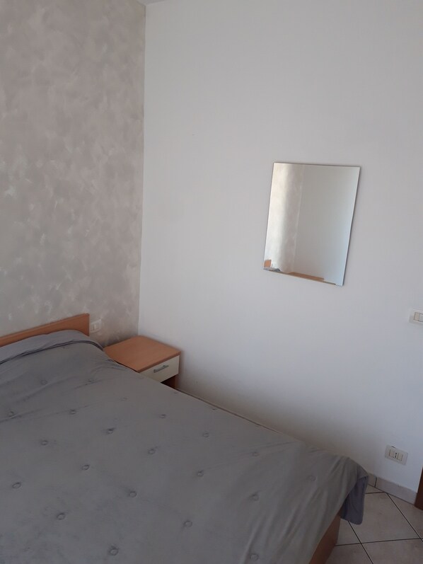 1 bedroom, bed sheets