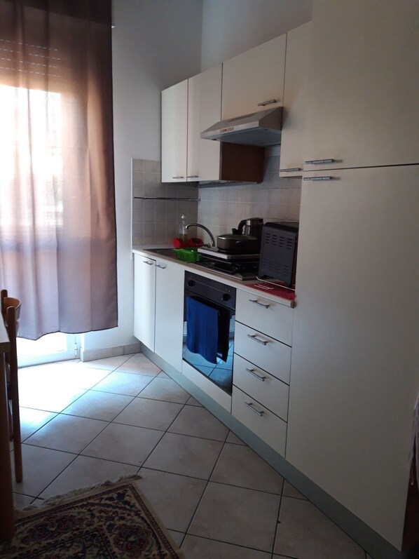 Kühlschrank, Ofen, Herdplatte, Mixer