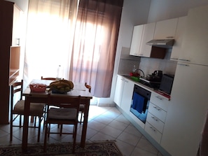 Kühlschrank, Ofen, Herdplatte, Mixer