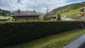 A rural house with a sloped roof, surrounded by a well-maintained hedge and a clear sky. - Studio with Balcony near Bossonnet, La Clusaz - Sleeps 4 with Garage (La Clusaz)