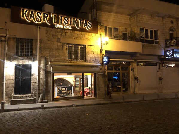 Un edificio con un cartel que dice "KASR ILSIKTAS BUTIK HOTEL".