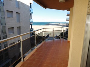 Property grounds - 3-bedroom apartment with pool, wifi, and parking in Torredembarra (Torredembarra)