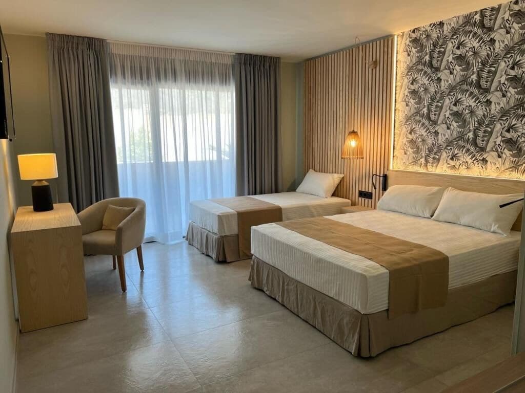 Triple Room | Minibar, in-room safe, desk, free WiFi