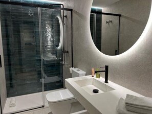 Shower, rainfall showerhead, designer toiletries, hair dryer - Hotel Noy (Almunecar)