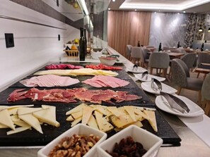 Petit déjeuner buffet (10.00 EUR par personne)