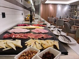 Se ofrece un desayuno bufé (10.00 EUR por persona)