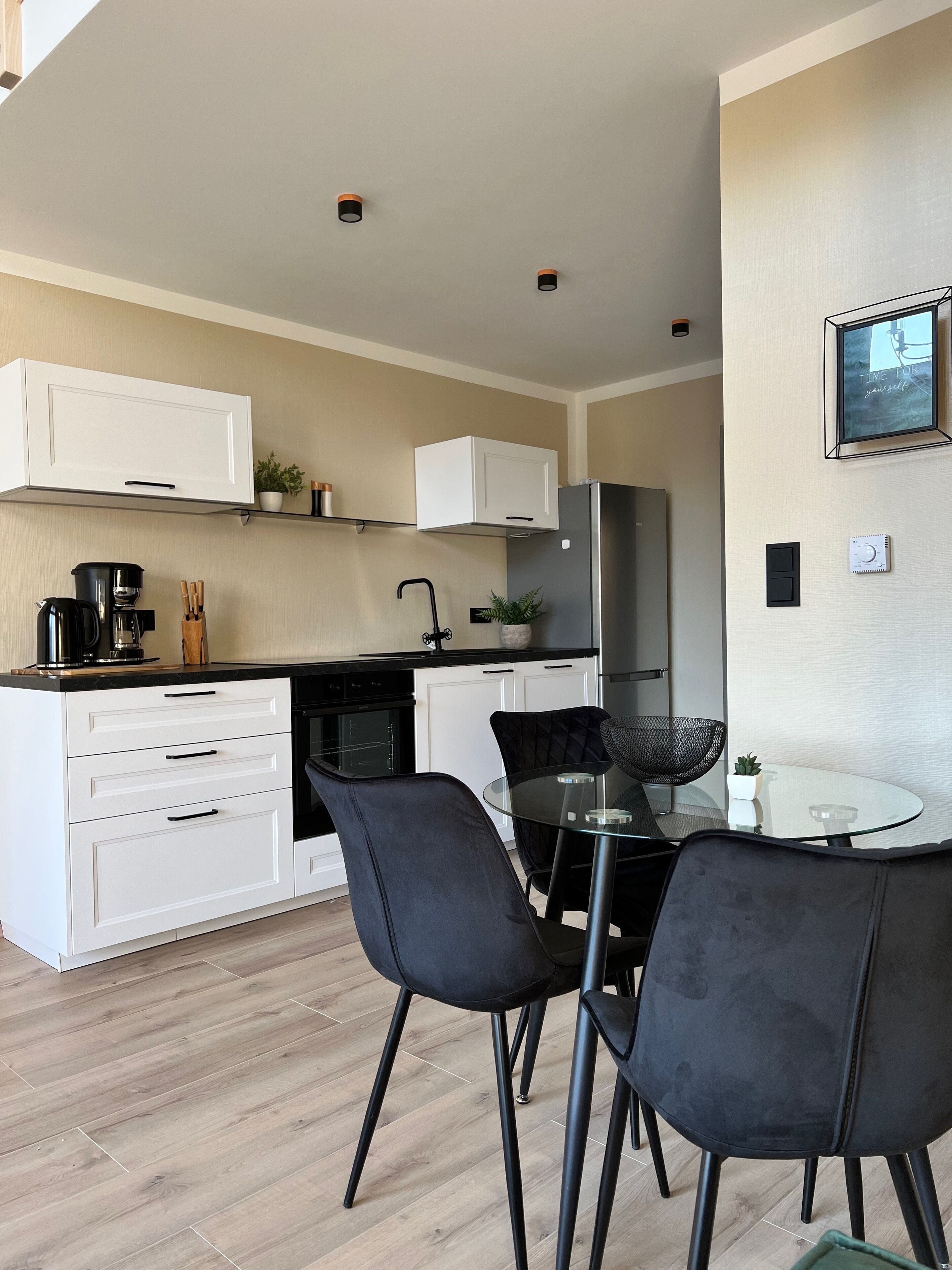 冷蔵庫、電子レンジ、オーブン、コンロ