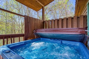Outdoor spa tub - Close to town with private Mountain Setting 3 Bedroom 3 Bathrooom Pet Friendly  Hot tub (Sevierville)