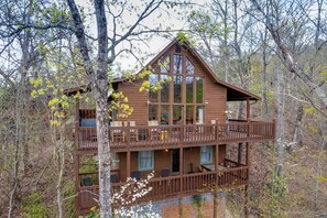 Exterior - Close to town with private Mountain Setting 3 Bedroom 3 Bathrooom Pet Friendly  Hot tub (Sevierville)