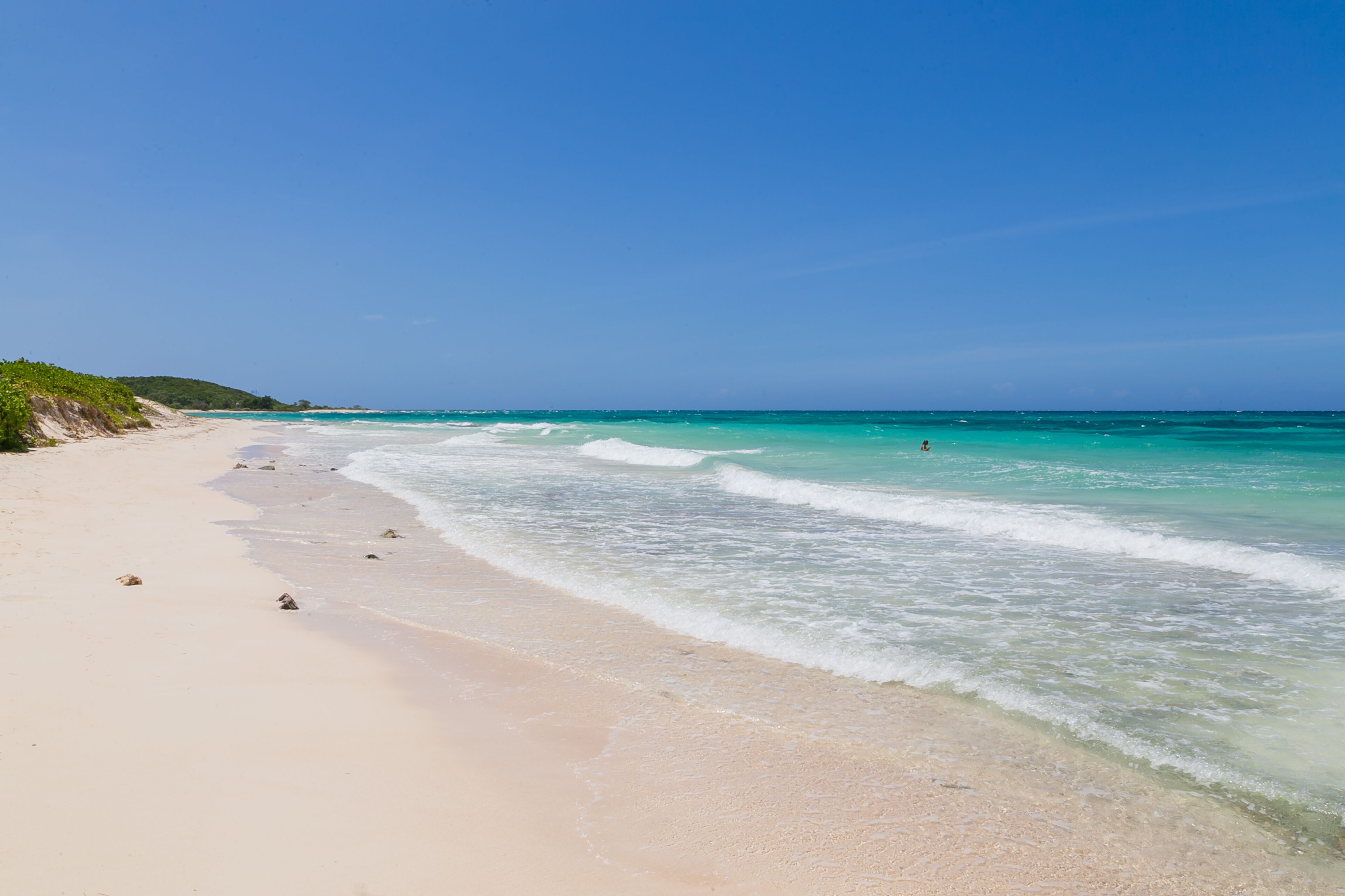Beach nearby, sun-loungers, beach towels