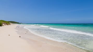 Tæt på stranden, liggestole, badehåndklæder