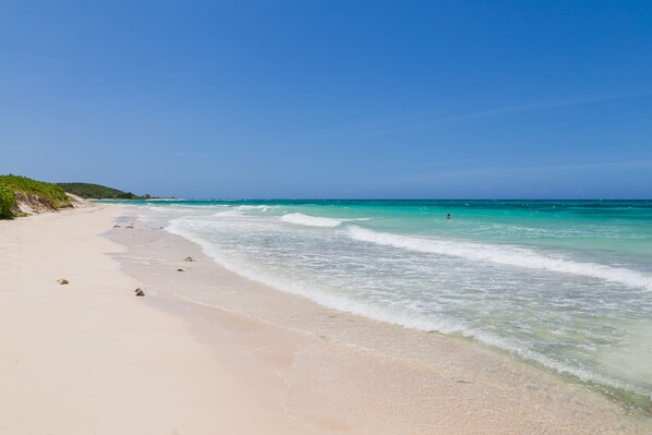 Beach nearby, sun loungers, beach towels - Steps To Beach - Spacious Clean Cottage w/ Cook (Duncan Bay)