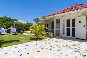 Terrace/patio - Steps To Beach - Spacious Clean Cottage w/ Cook (Duncan Bay)