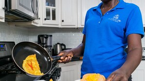Una cocina con armarios blancos, un microondas y una estufa.