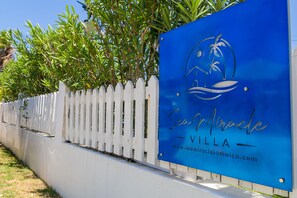 Exterior detail - Steps To Beach - Spacious Clean Cottage w/ Cook (Duncan Bay)