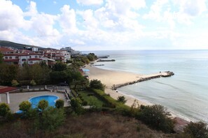 En la playa y camastros