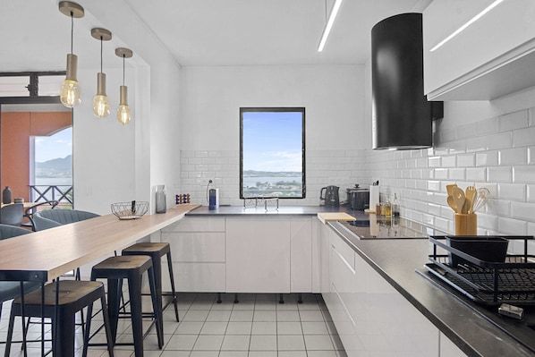 Kjøleskap, mikrobølgeovn, ovn og kokeplater