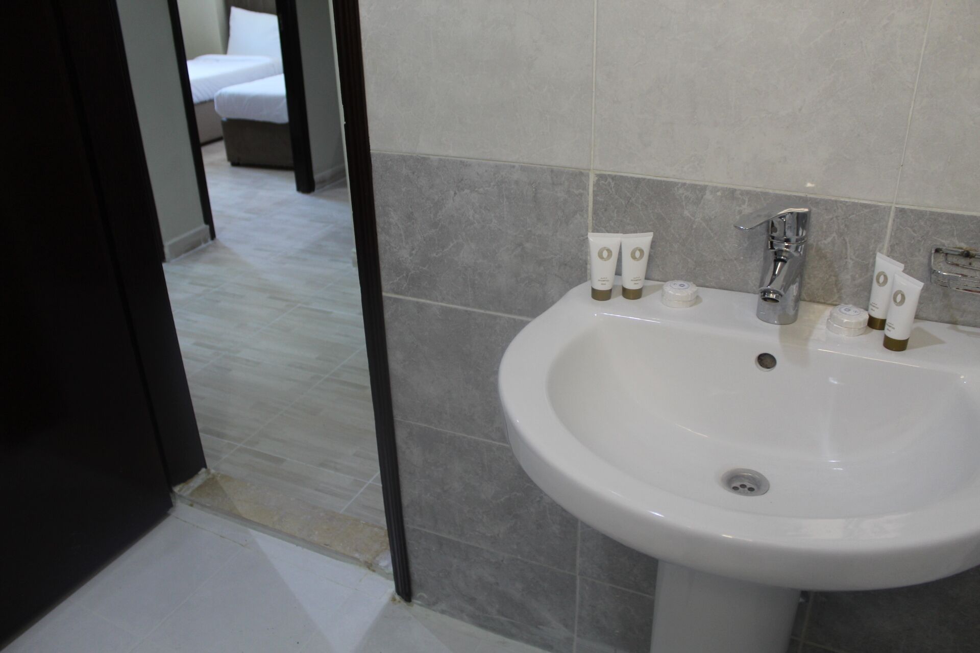 Superior Apartment, 3 Bedrooms | Bathroom | Towels