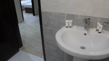 Superior Apartment, 3 Bedrooms | Bathroom | Towels