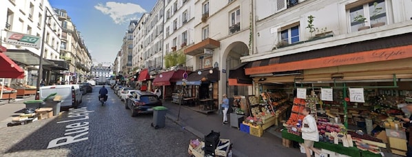 Miscellaneous - Rue Lepic - quintessential winding cobblestone street- Take a step into the past (Paris)