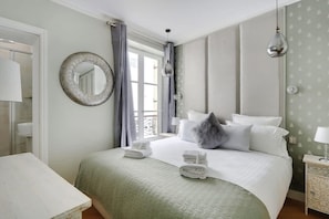 3 bedrooms, in-room safe, desk, iron/ironing board - Rue Lepic - quintessential winding cobblestone street- Take a step into the past (Paris)