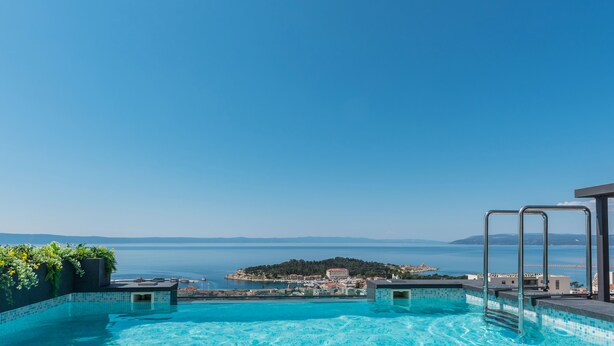 A rooftop infinity pool with a clear view of the sea and a distant island. - villa Aurelia 2-amazing sea and city rooftop view (Makarska)
