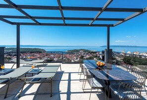 Outdoor dining - villa Aurelia 2-amazing sea and city rooftop view (Makarska)
