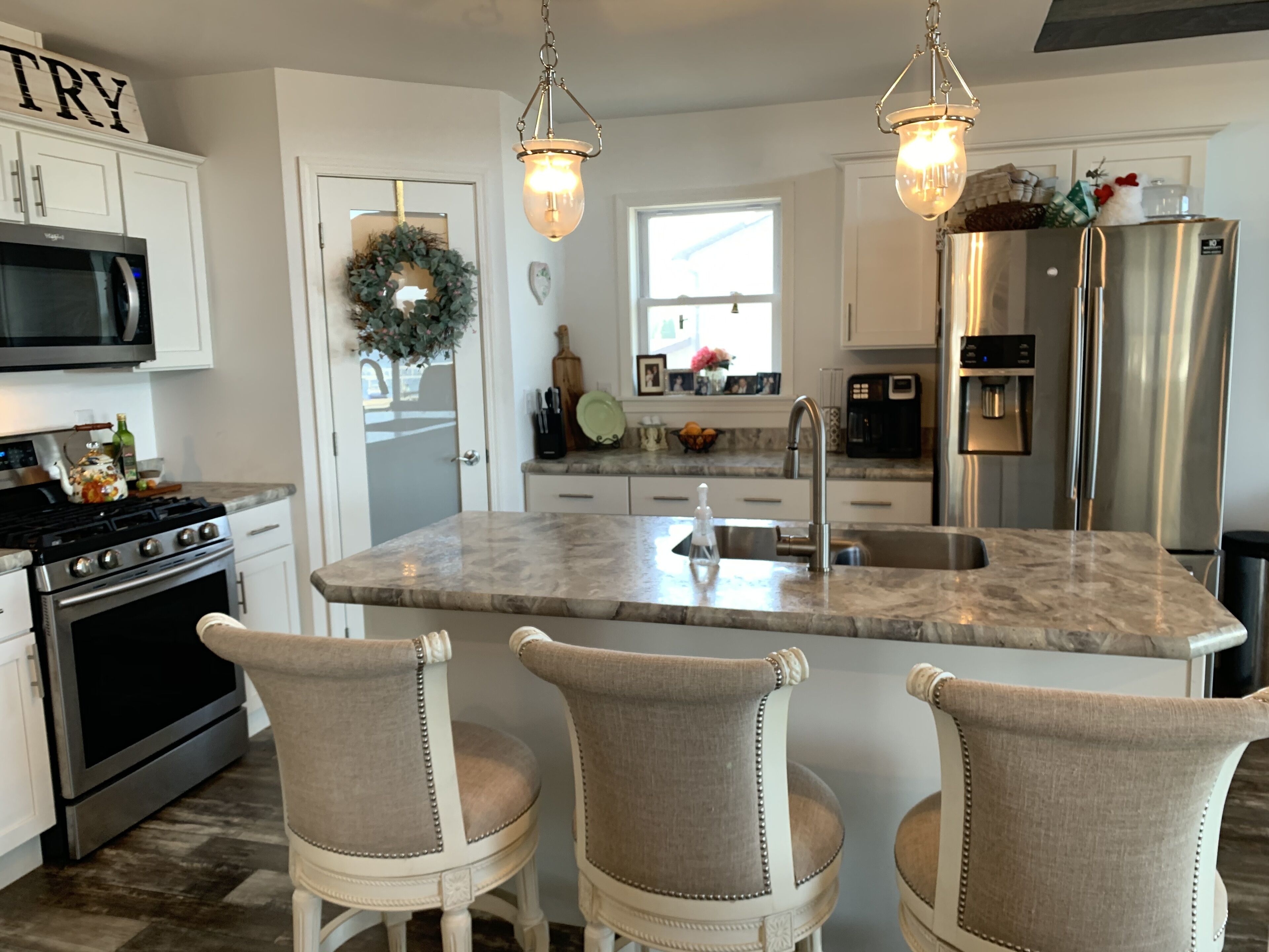 冷蔵庫、電子レンジ、オーブン、コンロ