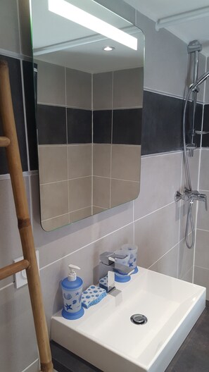 Shower, hair dryer, towels, soap - Lodging-Le Grau du Roi-Le Mas des Marines-Studio (Le Grau-du-Roi)