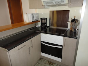 Fridge, microwave, oven, dishwasher - Beachside Apartment with Pool, Terrace, and Parking in Torredembarra (Torredembarra)