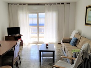TV - Beachside Apartment with Pool, Terrace, and Parking in Torredembarra (Torredembarra)
