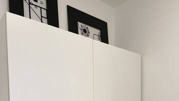 KĂŒhlschrank, Herdplatte, Wasserkocher mit Kaffee-/Teezubehör