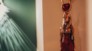 Eine Statue einer altägyptischen Figur auf einem Sockel.