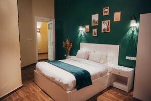 8 Schlafzimmer, Schreibtisch, WLAN, Bettwäsche