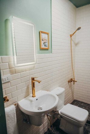 Dusche, Haartrockner, Bidet, Handtücher