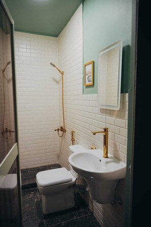 Douche, sèche-cheveux, bidet, serviettes fournies