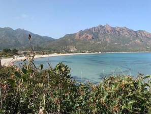 Una spiaggia nelle vicinanze, lettini da mare