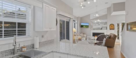 冷蔵庫、電子レンジ、オーブン、コンロ