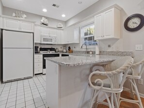 Kjøleskap, mikrobølgeovn, ovn og kokeplater