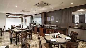 Tägliches Frühstücksbuffet (300 INR pro Person)