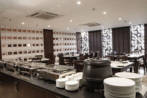 Bữa sáng buffet hàng ngày (300 INR/mỗi người)