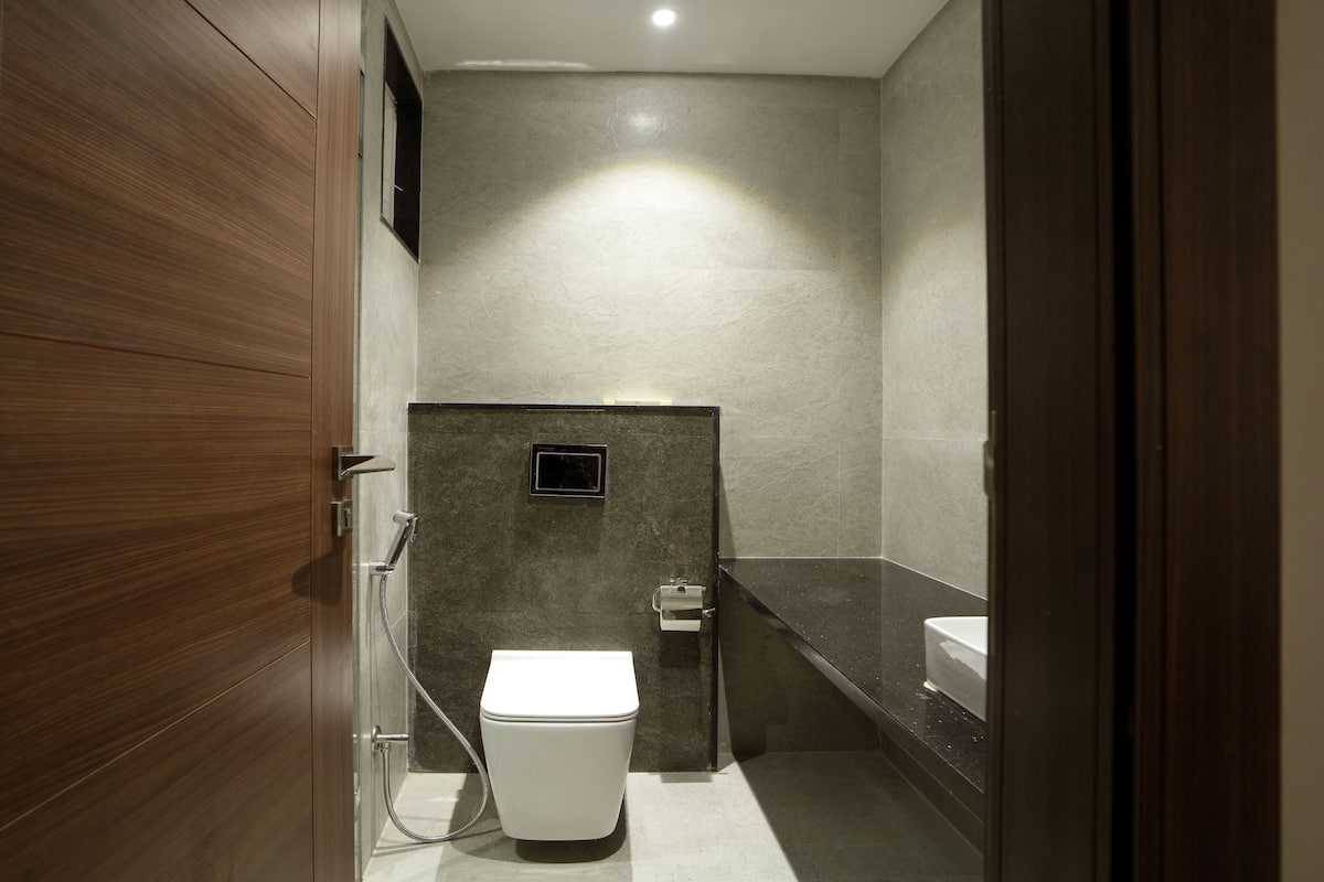 Superior kamer | Badkamer | Een douche, een regendouche, designer toiletartikelen, handdoeken