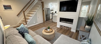 Beautifully Renovated 2 Bed 2 Bath Private Home in Downtown Newport