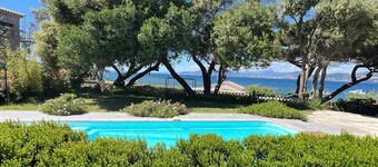 Villa 130 m2, pool and terrace, facing the sea, on 1300m2 of wooded grounds.