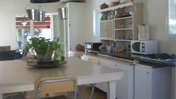 Frigorífico, microondas, horno y placa de cocina