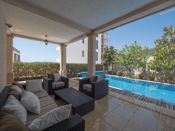 Luxury Villa | Terrace/patio