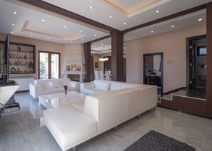 Luxury Villa | In-room dining